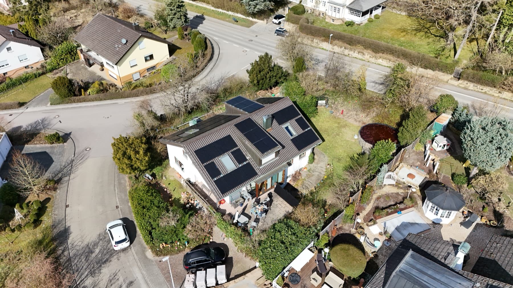 Einfamilienhaus mit Photovoltaik-Dach aus der Luft