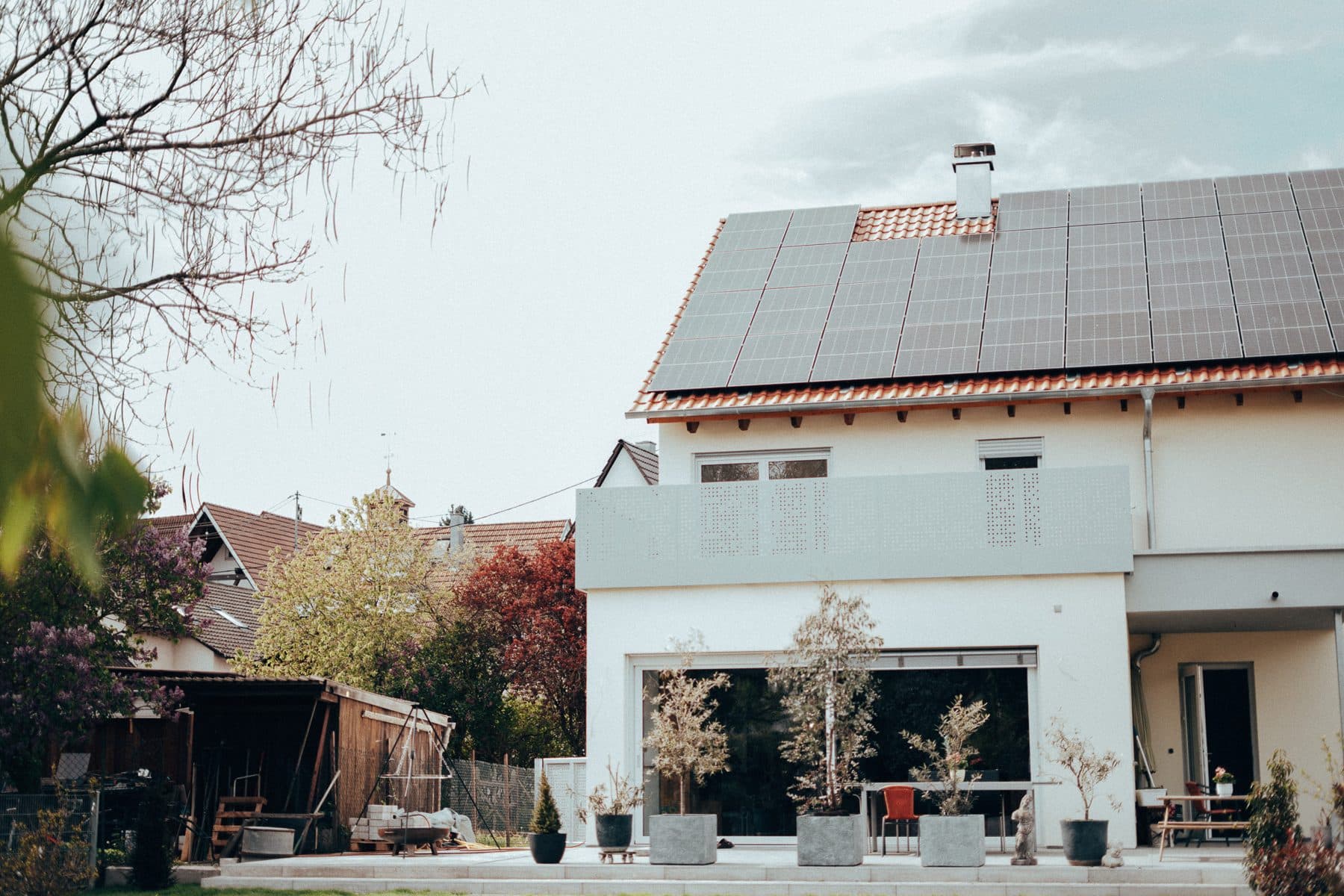 Einfamilienhaus mit Photovoltaik-Dach im Sommer