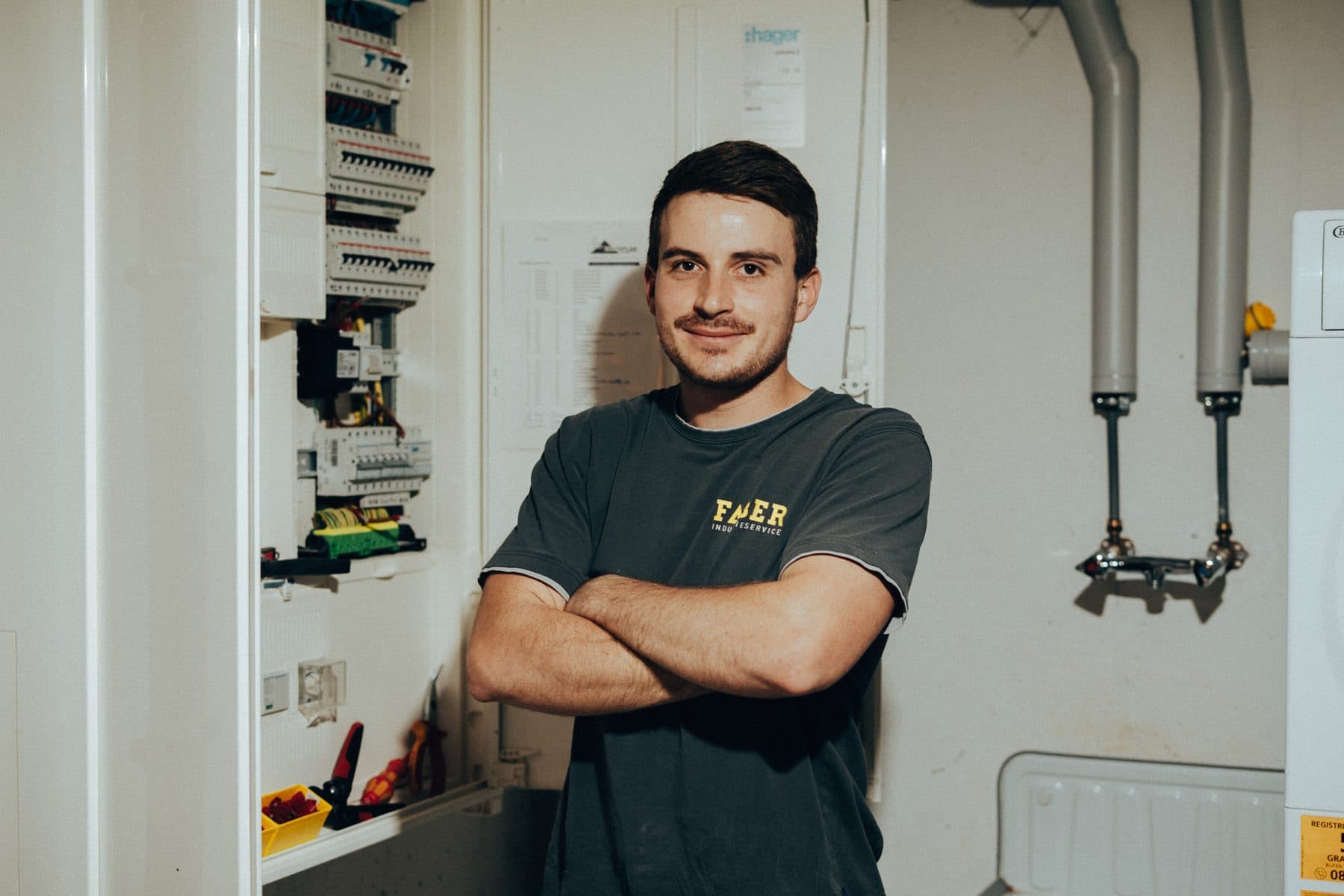Faber-Techniker im Technikraum vor dem Zählerschrank